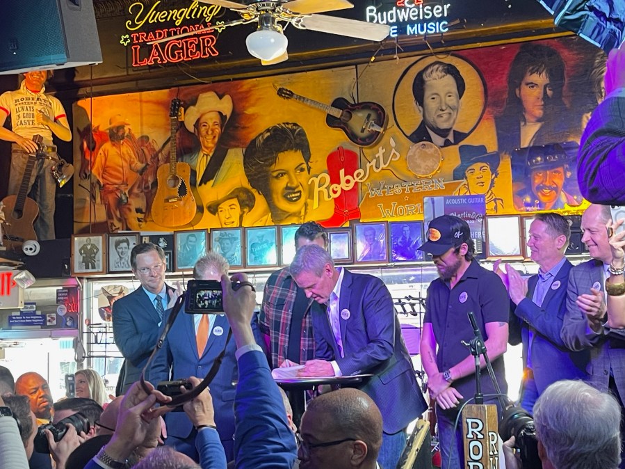 TN legislation protecting artist voices from AI signed into law at Nashville honky-tonk [Video]