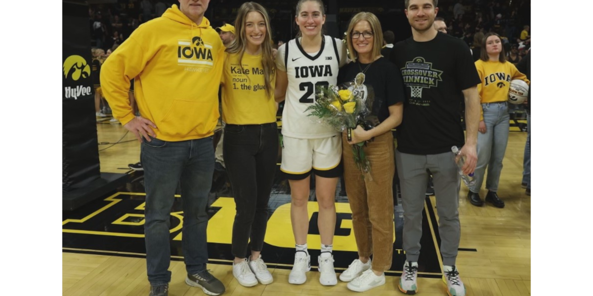 Iowa Hawkeyes have a Peoria championship connection [Video]