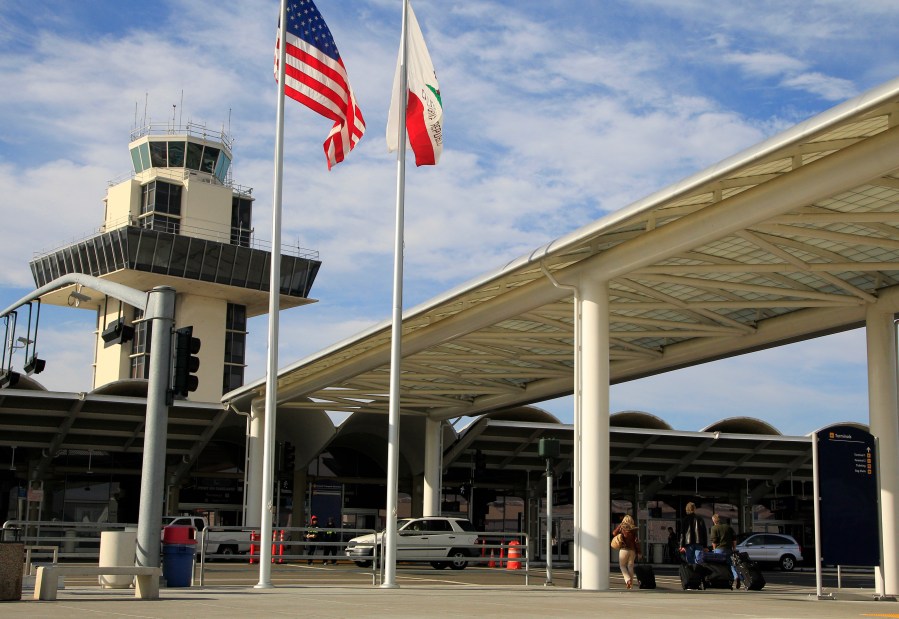 Oaklands airport considers adding San Francisco to its name. San Francisco isnt happy about it [Video]
