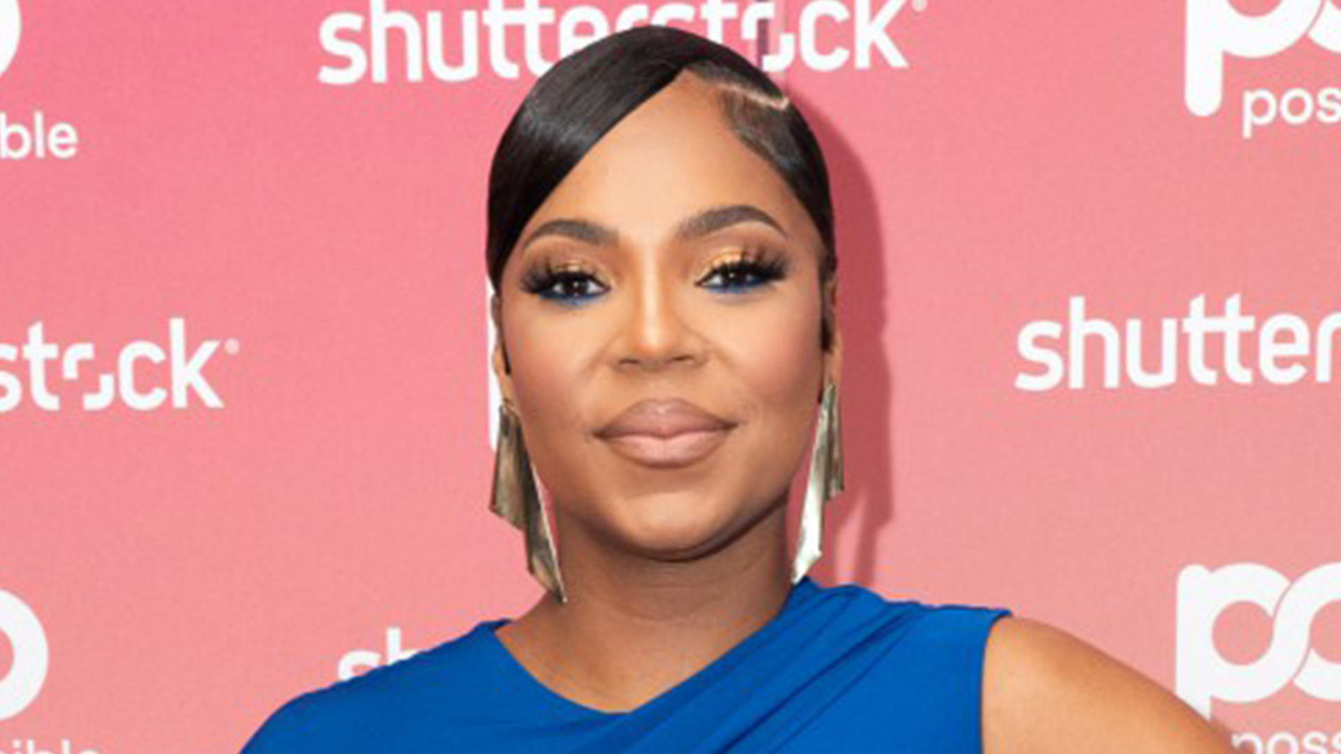 Pregnant Ashanti, 43, debuts baby bump in skintight blue dress at Miami conference after announcing engagement to Nelly [Video]