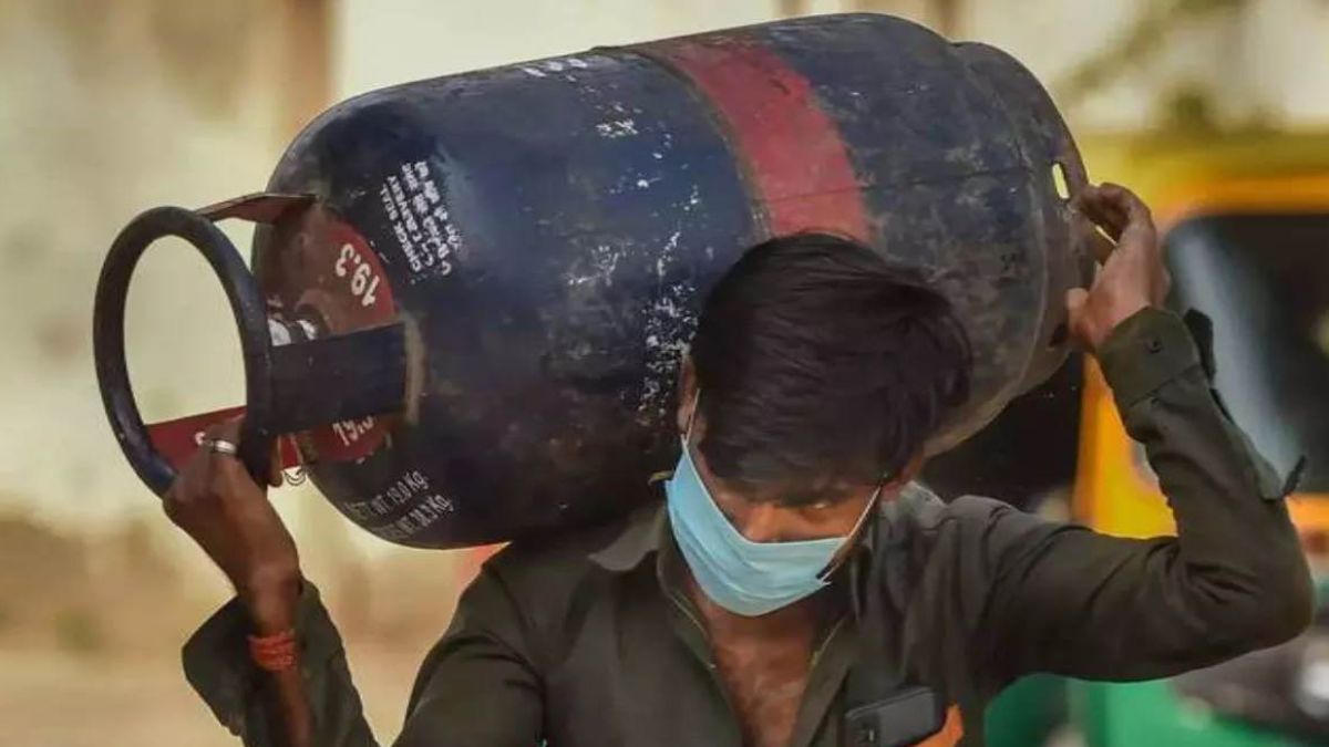 LPG Price Cut: 19-Kg Commercial Gas Cylinder Rates Slashed By Rs 19 [Video]