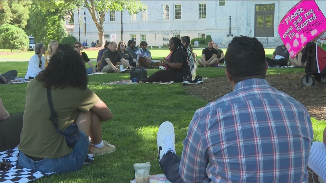 Prayer vigil at Emory University amid college protests [Video]