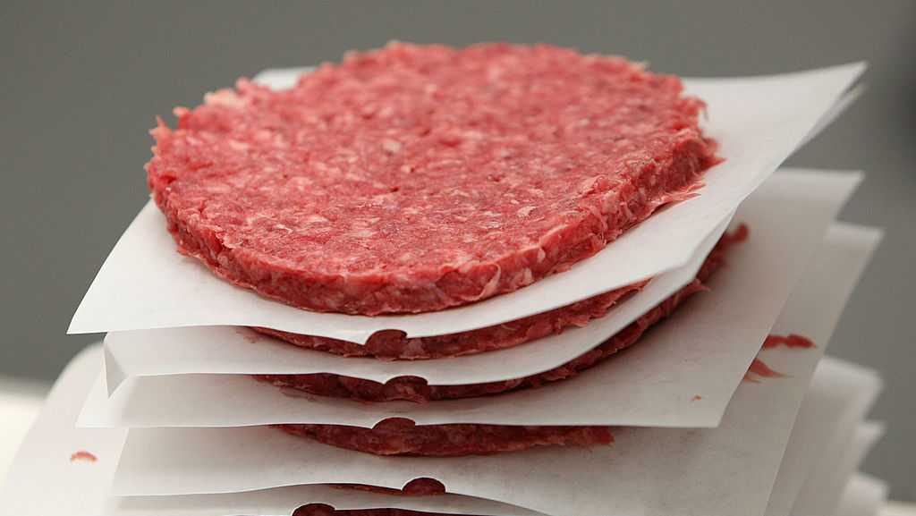 Over 16,000 pounds of ground beef sold to Walmart stores recalled over E.coli concerns [Video]
