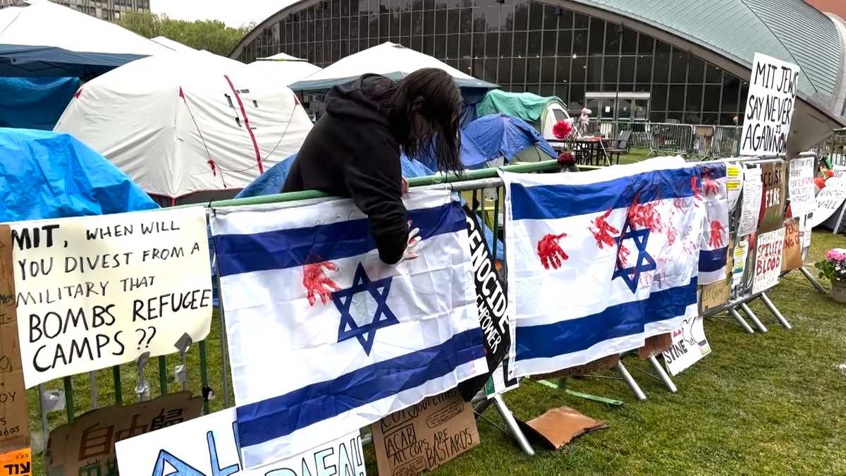 High tension between pro-Palestine protesters, Israel supporters on MIT campus [Video]