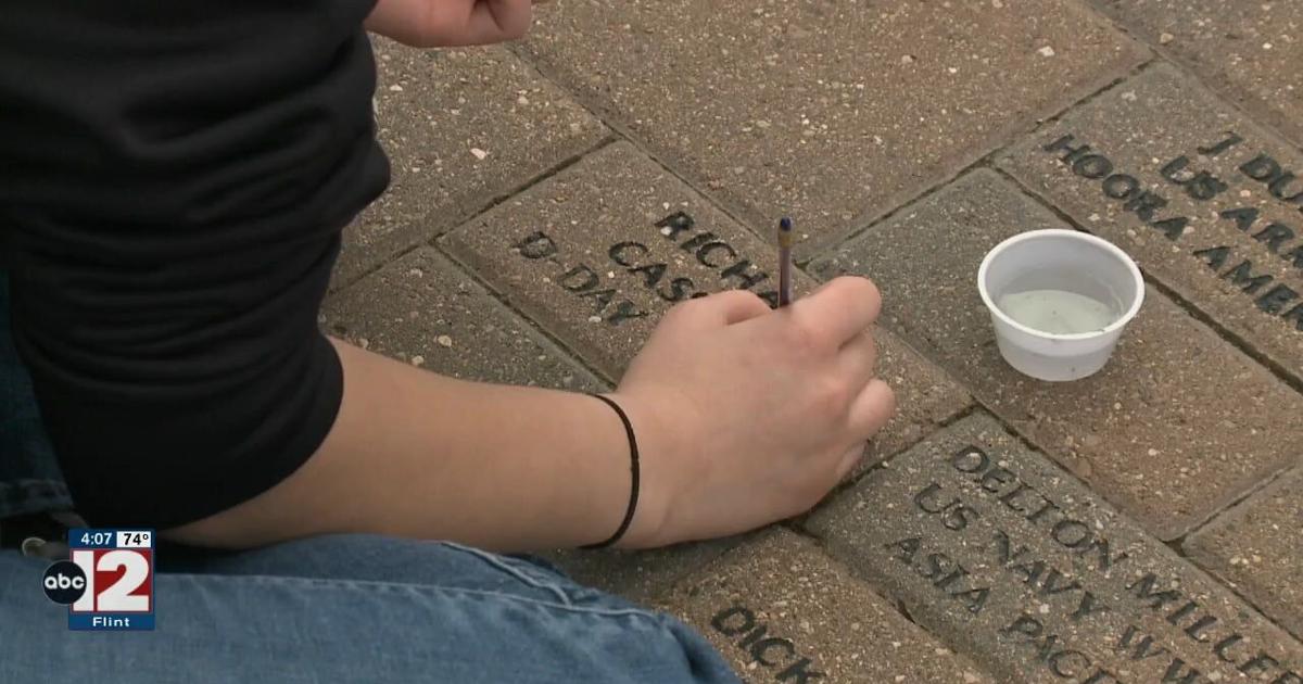 Dow High School art students paint with a purpose at Veterans Memorial | Local [Video]