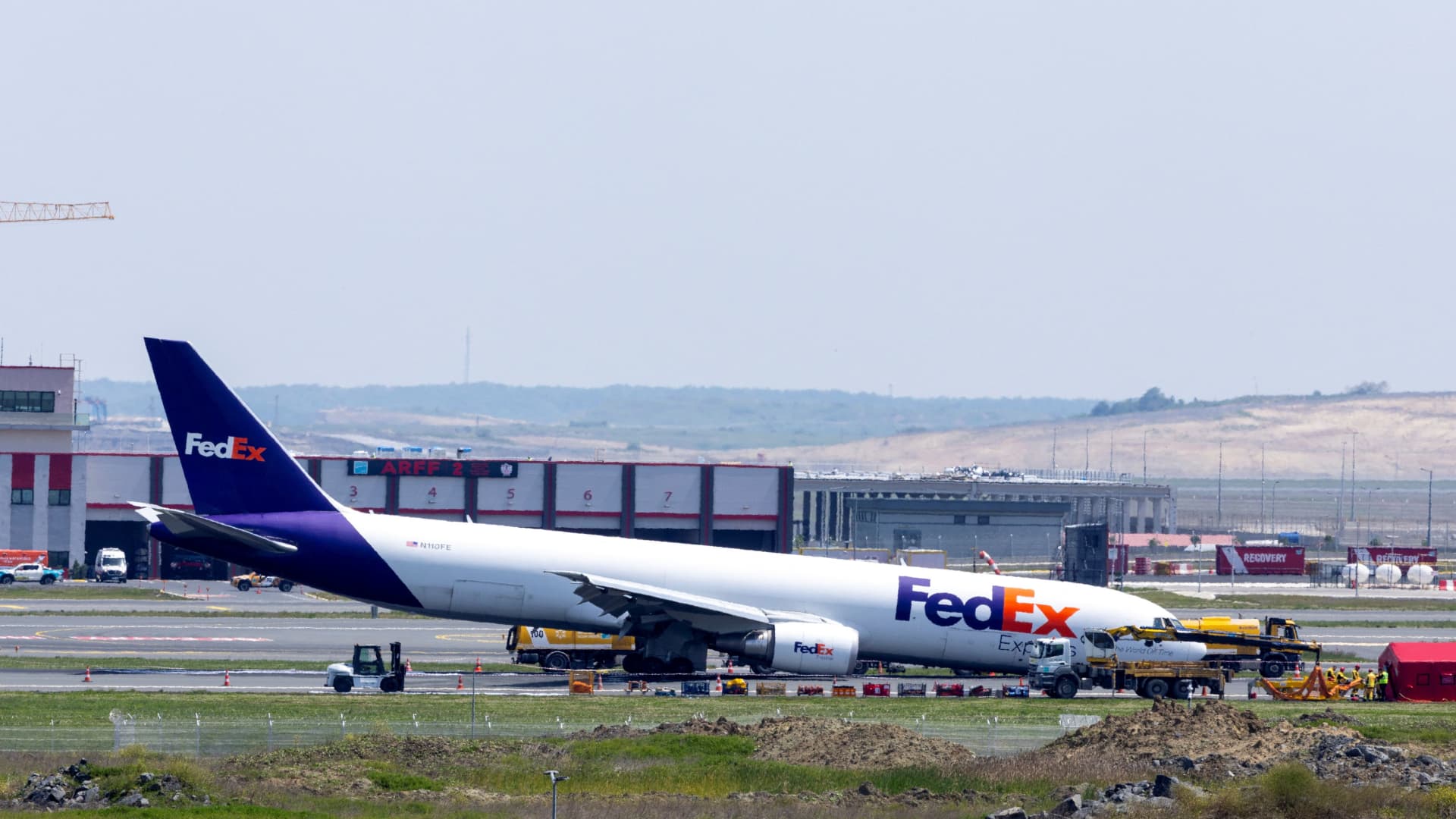 Boeing cargo plane lands without front nose gear in Istanbul; investigation launched [Video]