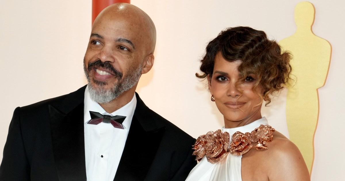 Halle Berry stuns in cheeky nude snap posted by boyfriend Van Hunt [Video]