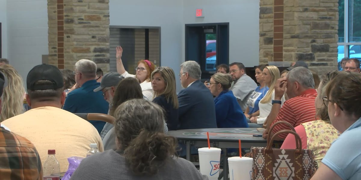 Teachers in Hart County rally for a higher raise [Video]