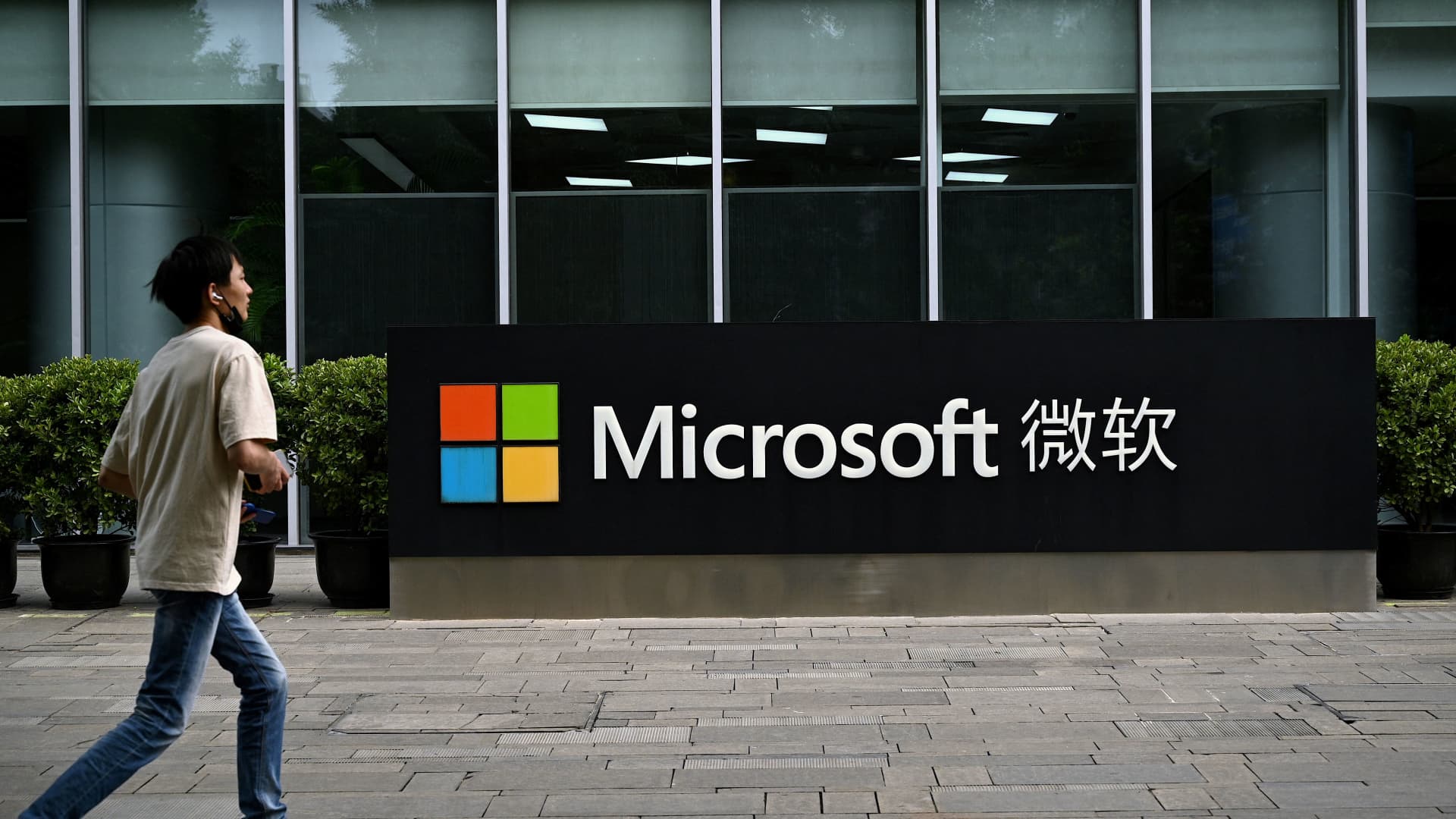 Microsoft offers relocation to hundreds of China-based AI staff [Video]