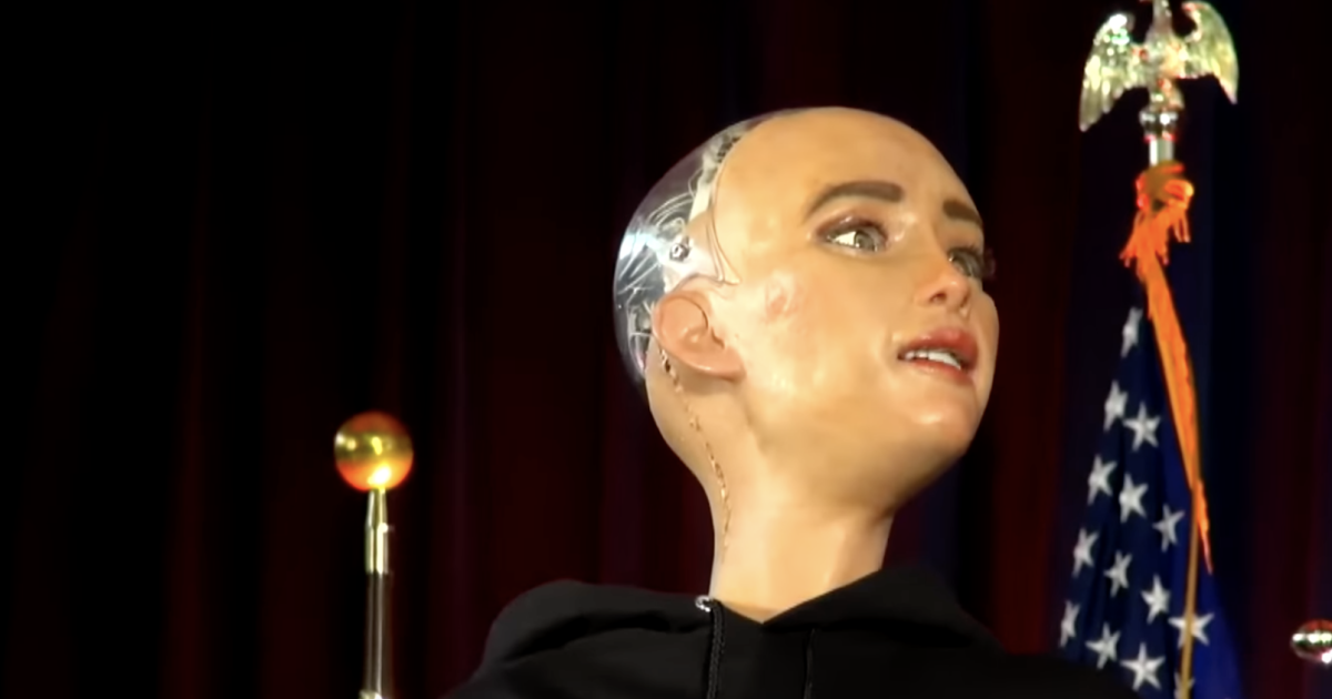 AI robot ‘Sophia’ gives commencement speech at a New York university [Video]