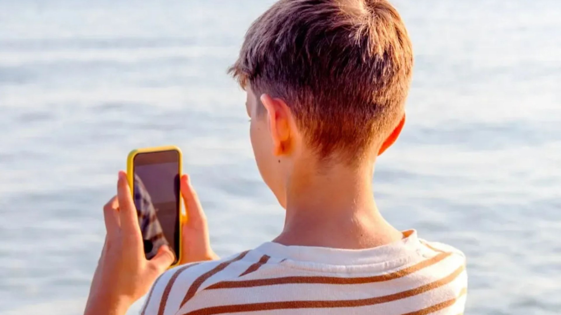 War on mobiles for kids ratchets up as Irish phone companies agree to Governments ban plan in ‘proactive step’ [Video]