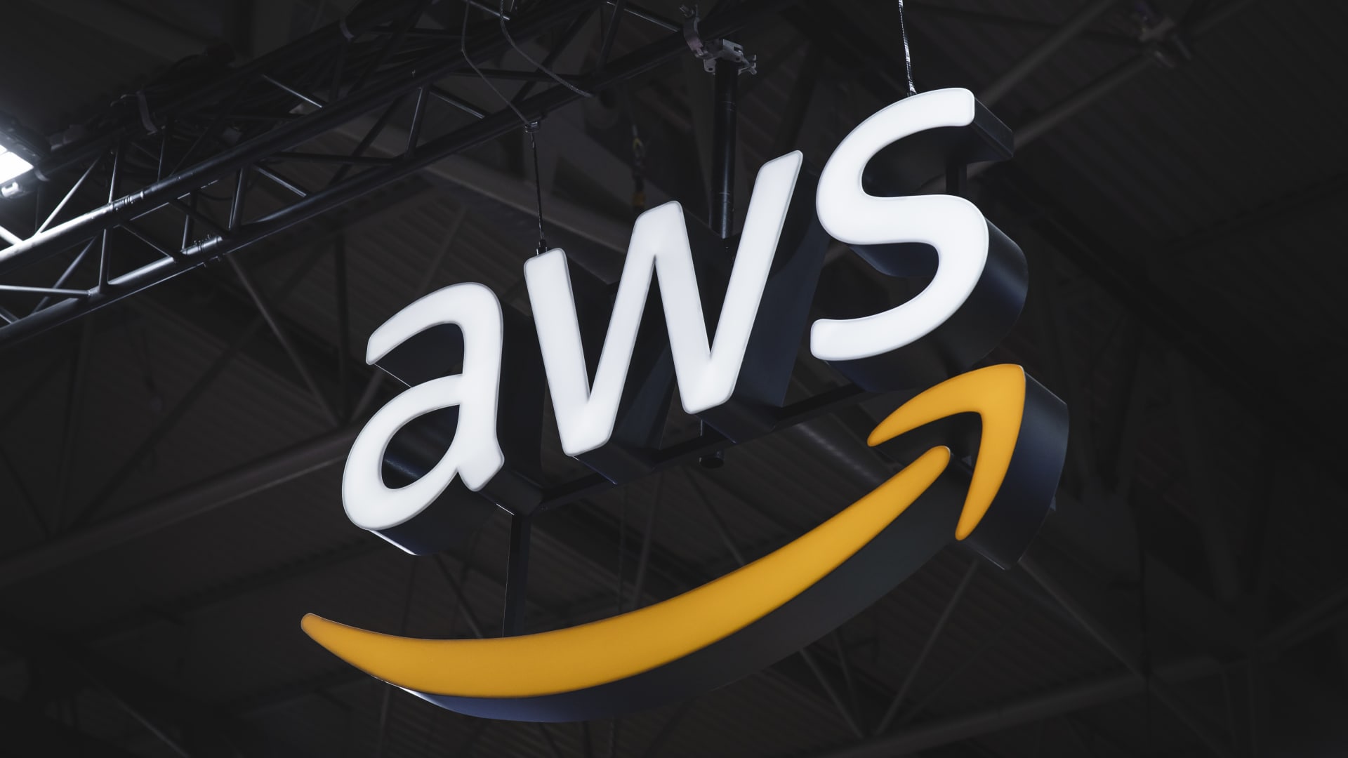 Amazon reportedly in talks with Italy to invest billions of euros in cloud expansion [Video]