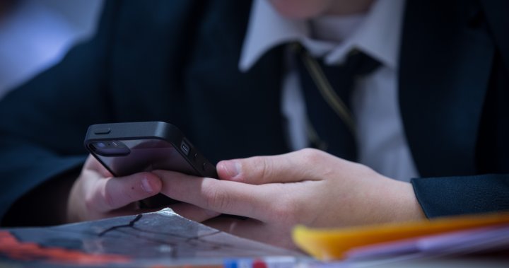 Alberta to ban cellphones in K-12 classrooms starting in fall [Video]