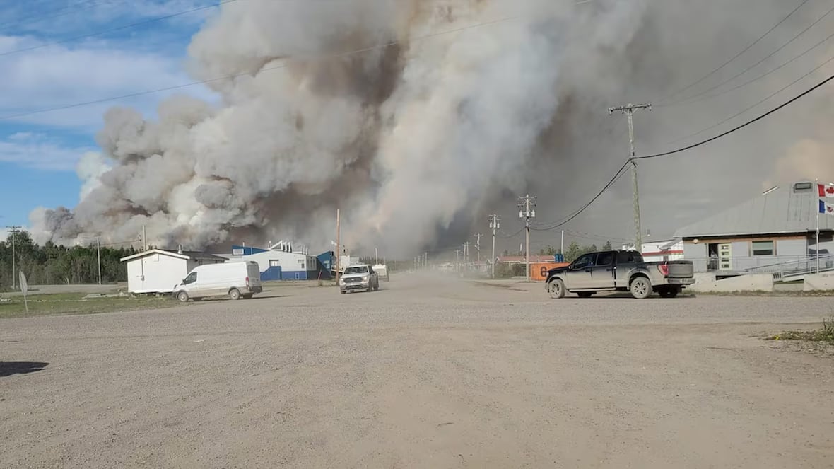 Calmer weather in Fort Good Hope, N.W.T., allows crews to protect buildings [Video]