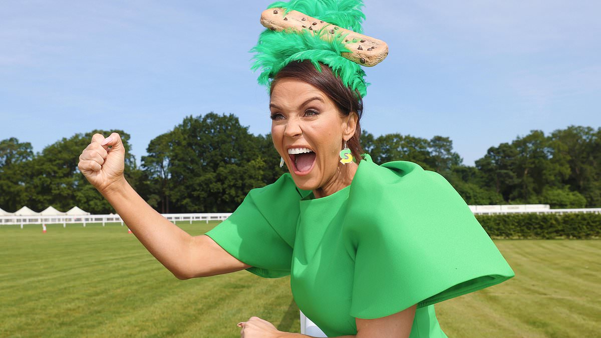 Vicky Pattison flouts Royal Ascot’s strict dress code as she sports novelty cookie fascinator on day one of the annual races [Video]