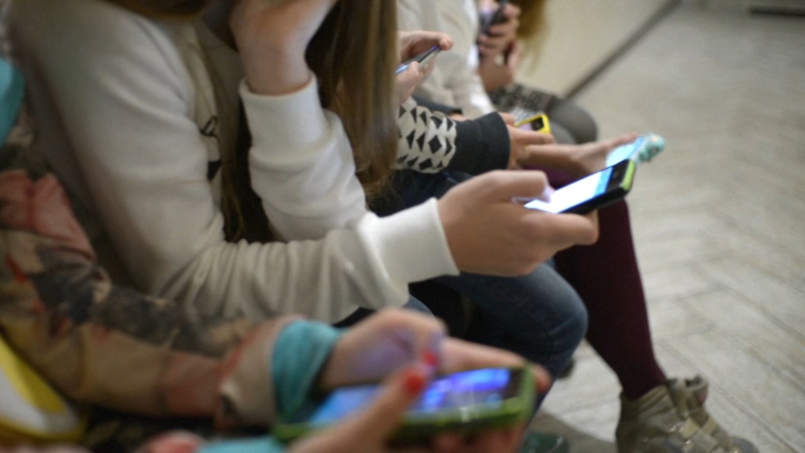 LAUSD to consider banning student cellphone and social media use during school day [Video]