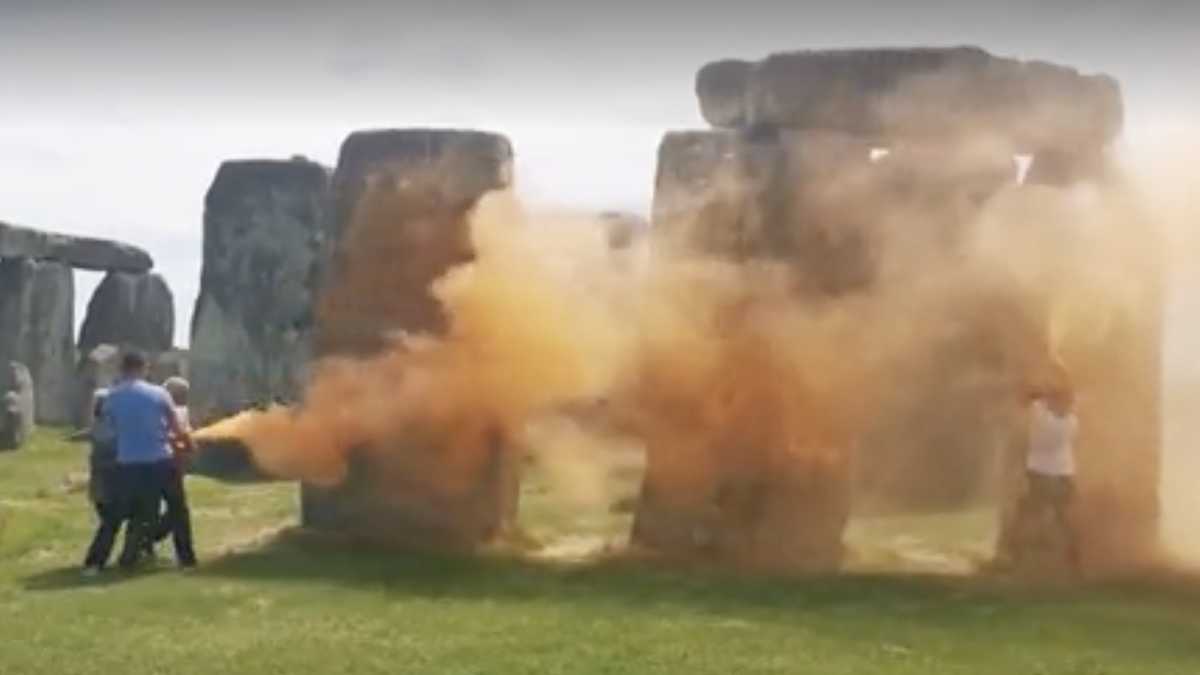 Just Stop Oil protesters spray Stonehenge with paint [Video]