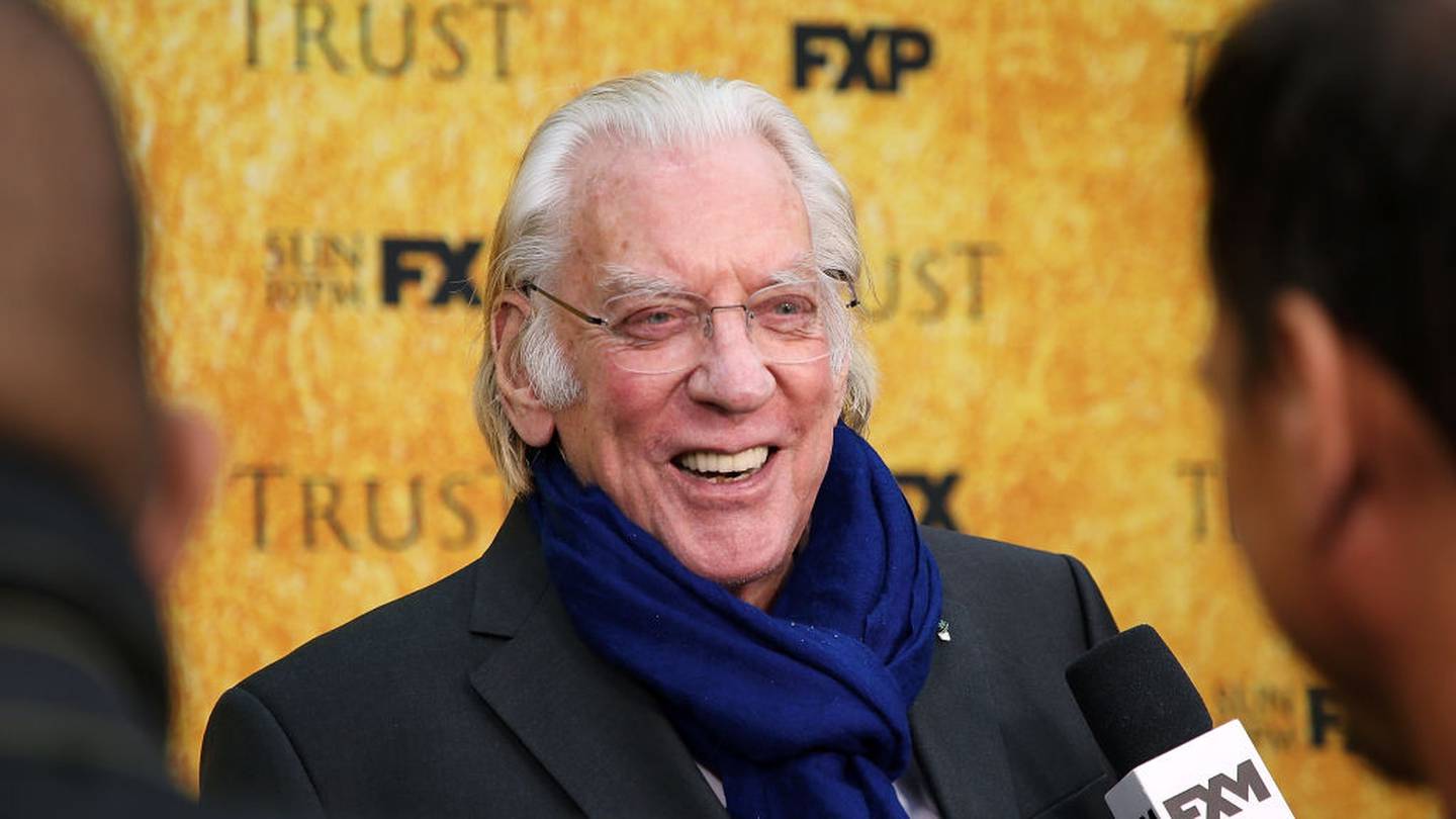 Donald Sutherland, M*A*S*H, Hunger Games star, dies at 88  WSB-TV Channel 2 [Video]