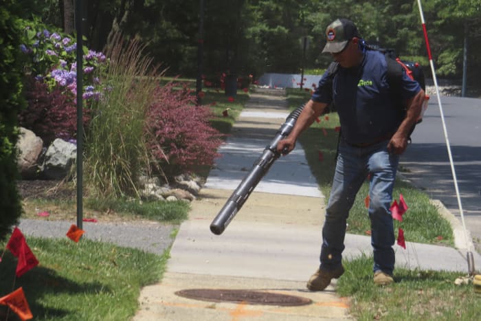 U.S. bans on gasoline-powered leaf blowers grow, as does blowback from landscaping industry [Video]