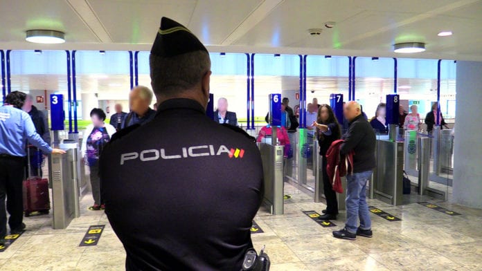 British tourists report being refused entry into Spain for failing to show this document at the border – including a couple visiting their OWN home [Video]