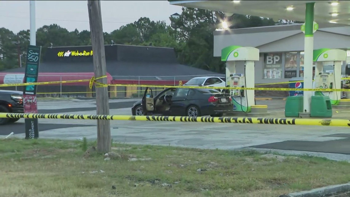 Police activity at Fulton Industrial Boulevard gas station [Video]