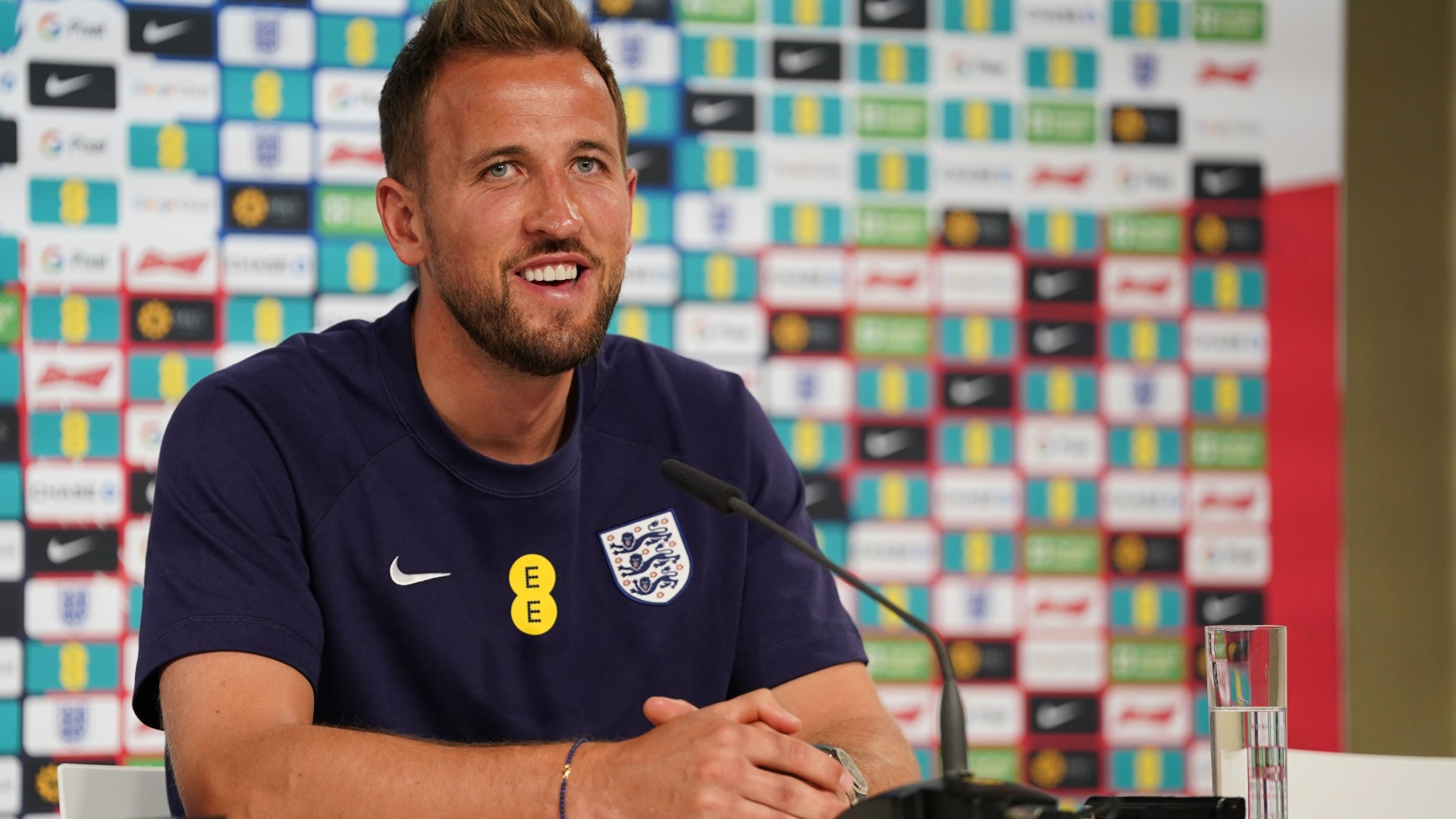 ‘I’ll have to talk to my agent’ says Harry Kane as England star offered transfer from Bayern during press conference [Video]