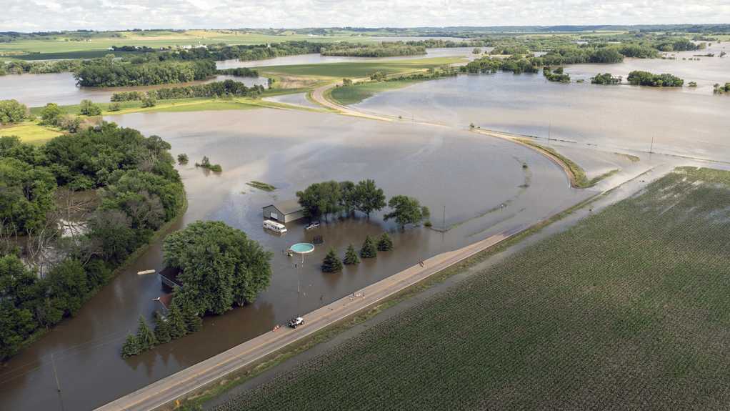 Rail bridge collapses during Midwest flooding as a heat wave persists across much of the US [Video]