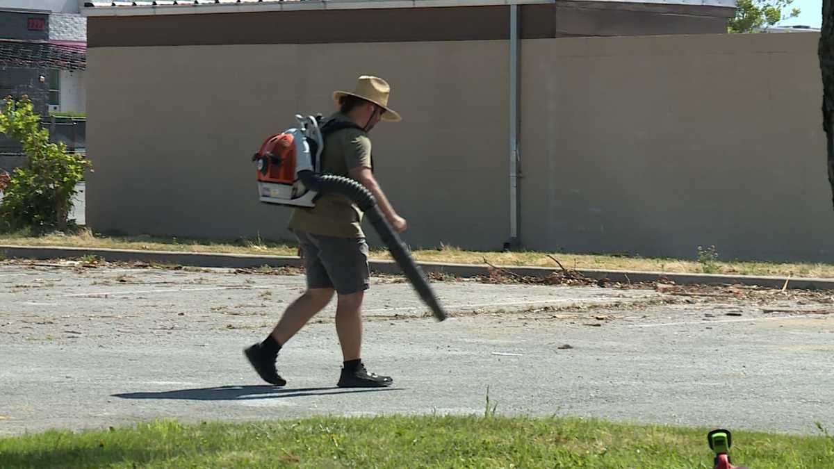 Volunteers brave extreme heat to assist with Rogers storm clean-up [Video]