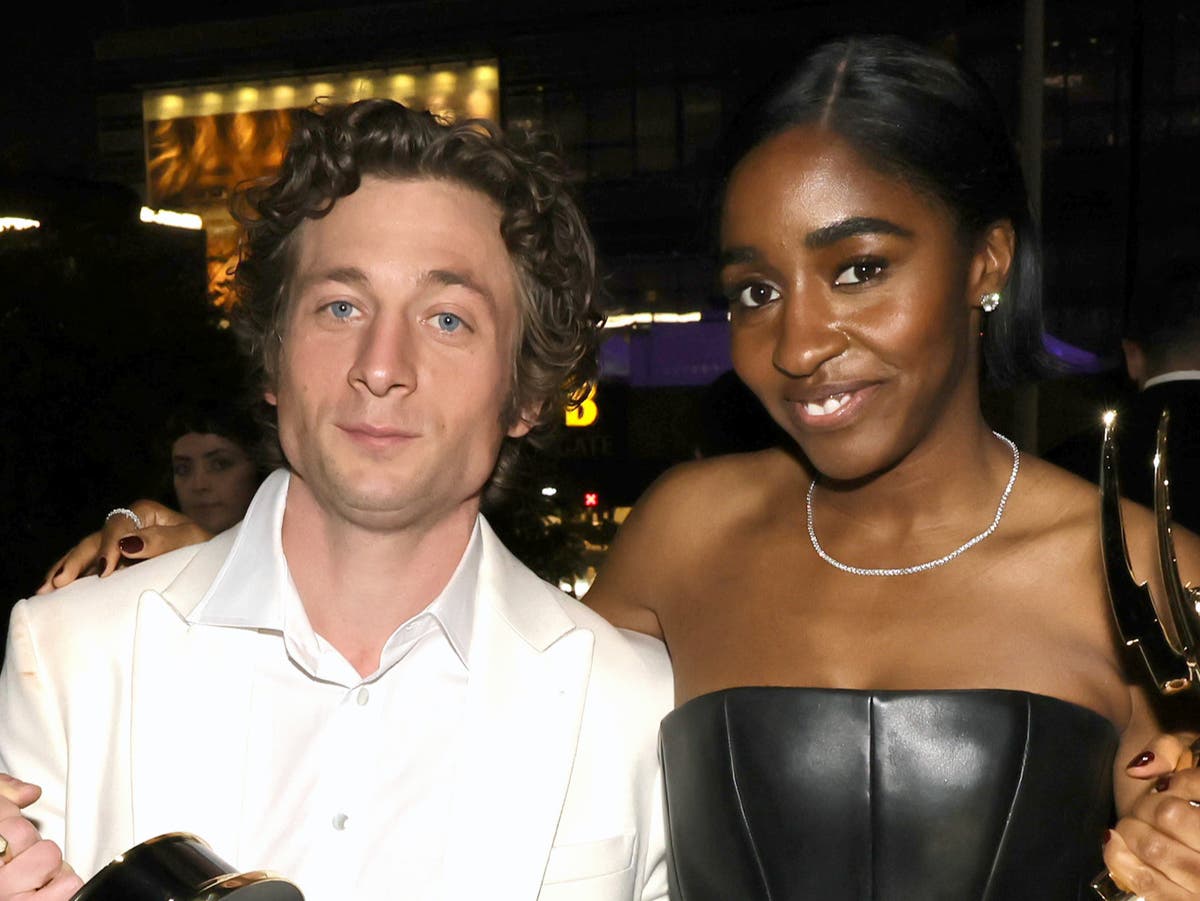 Jeremy Allen White and Ayo Edebiri deny The Bear romance between Carmy and Sydney [Video]