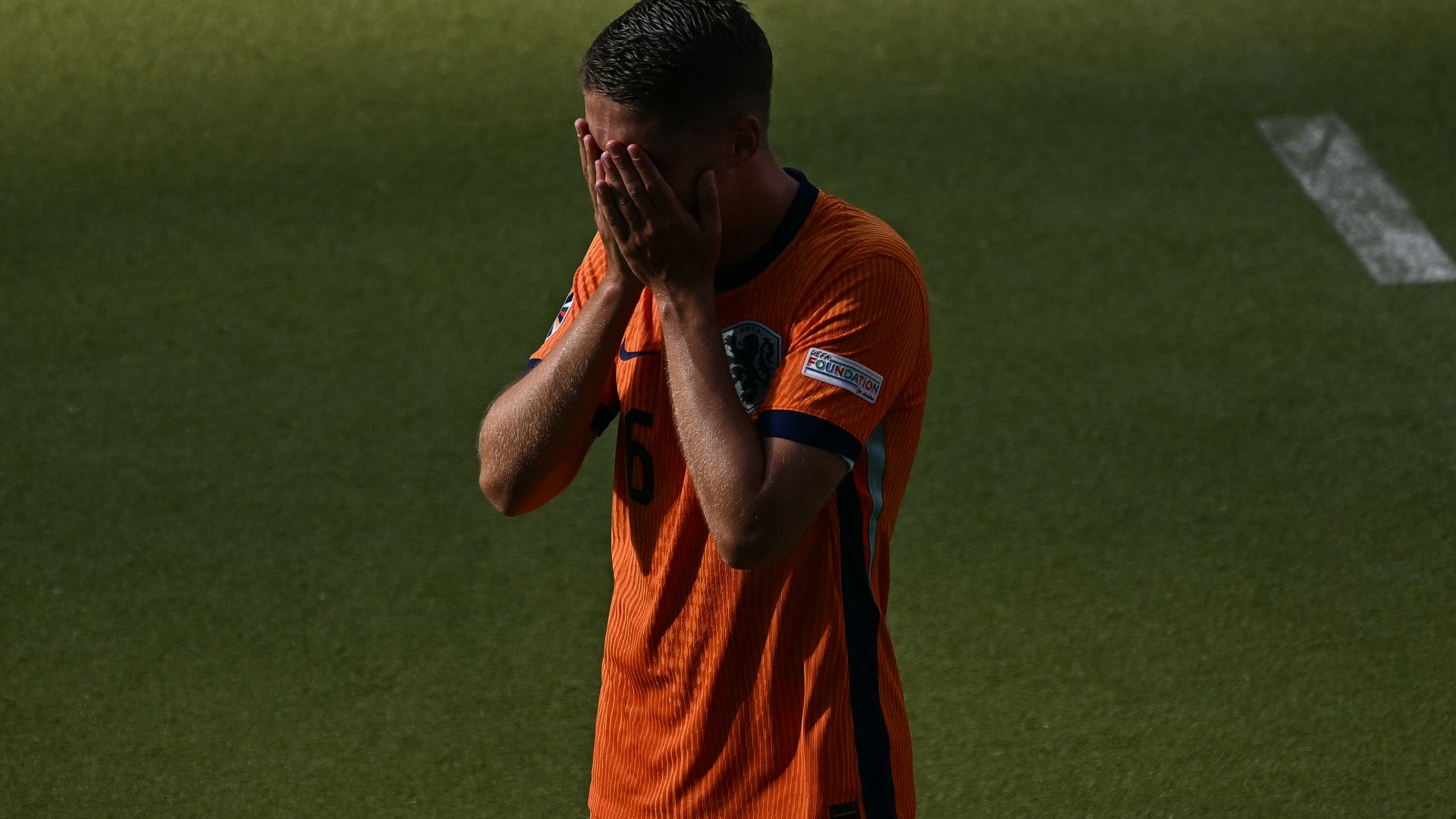 Netherlands star brutally hauled off in 33rd minute after ‘worst performance from a player this Euros’ [Video]