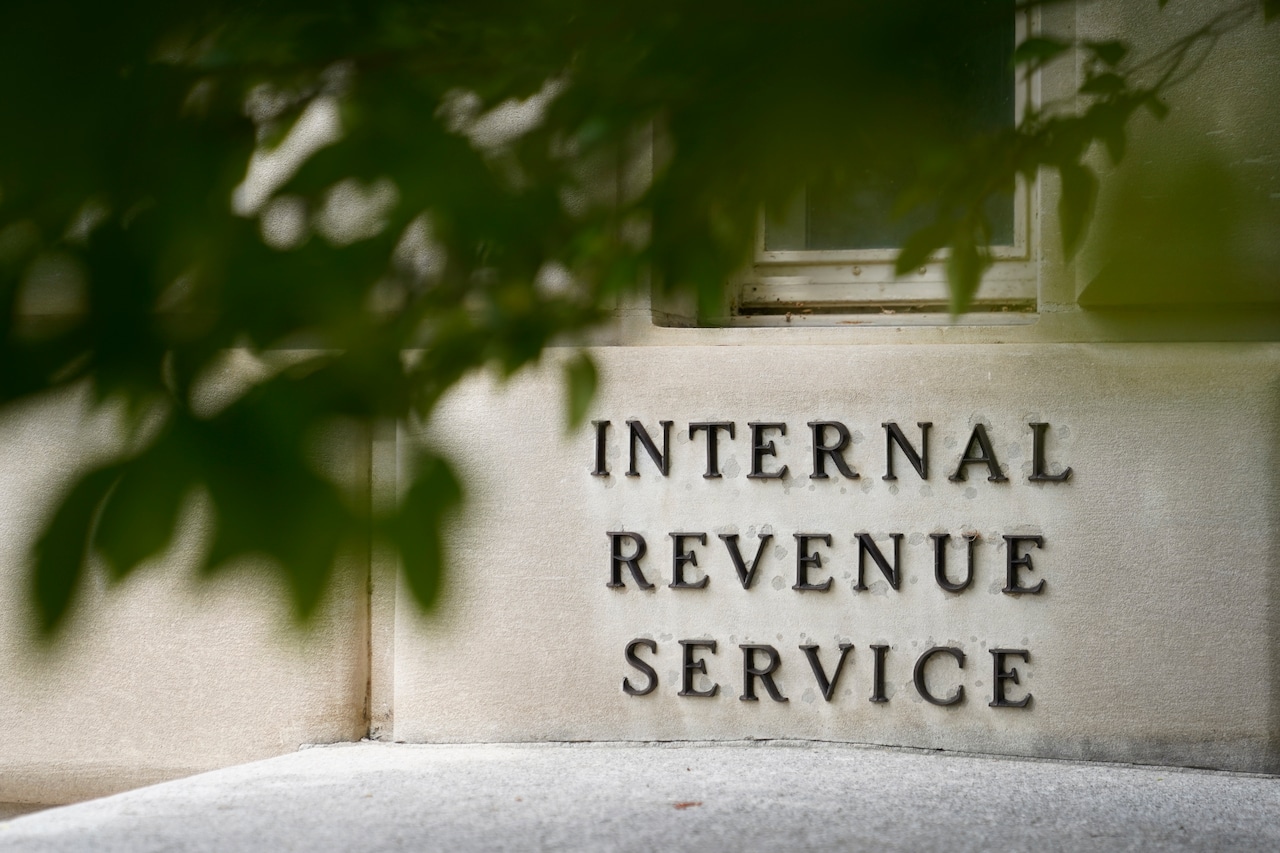 IRS apologizes for data breach that leaked taxpayer information [Video]