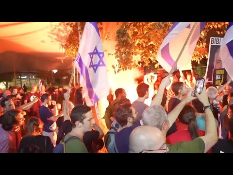 Police push back some protesters in Tel Aviv, Israel demanding new elections and Gaza hostages deal [Video]