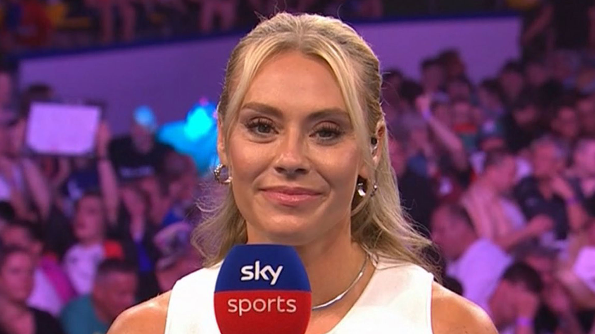 Emma Paton stuns in bold sleeveless outfit as she presents World Cup of Darts from Germany [Video]