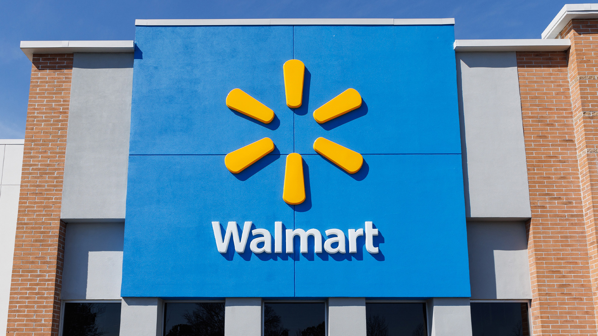 ‘It’s a joke,’ rages Walmart shopper who ‘waited 20 minutes to buy 3 things – as employees just stood around laughing’ [Video]