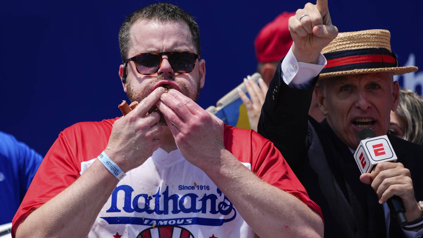 Bertoletti, Sudo win top dog honors at Nathans Famous power-eating contest, absent longtime champ  Boston 25 News [Video]