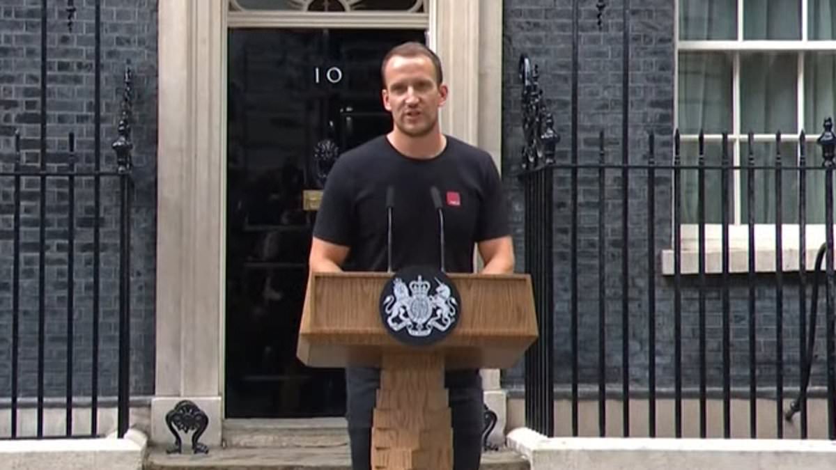 Where’s ‘hot podium guy’? Social media users despair as man who melted hearts from steps of Downing Street while carrying a lectern is nowhere to be seen [Video]