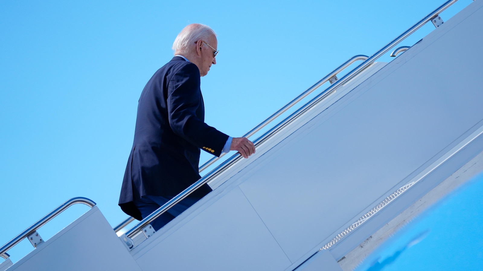 FACT FOCUS: Online reports falsely claim Biden suffered a medical emergency on Air Force One [Video]