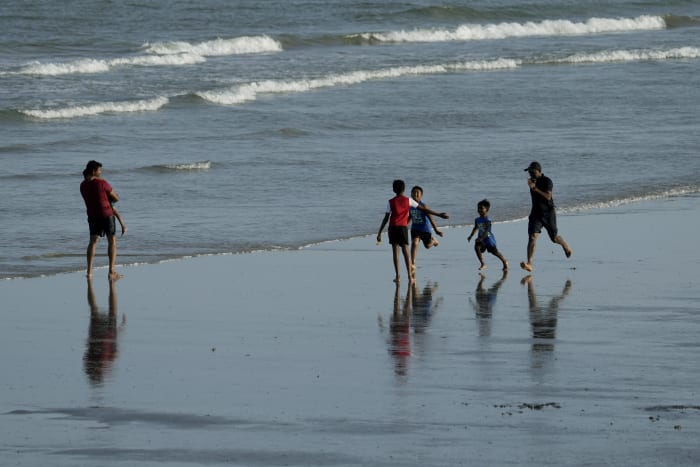 Texas coastal residents told to expect power outages, flooding as Beryl moves closer to landfall [Video]