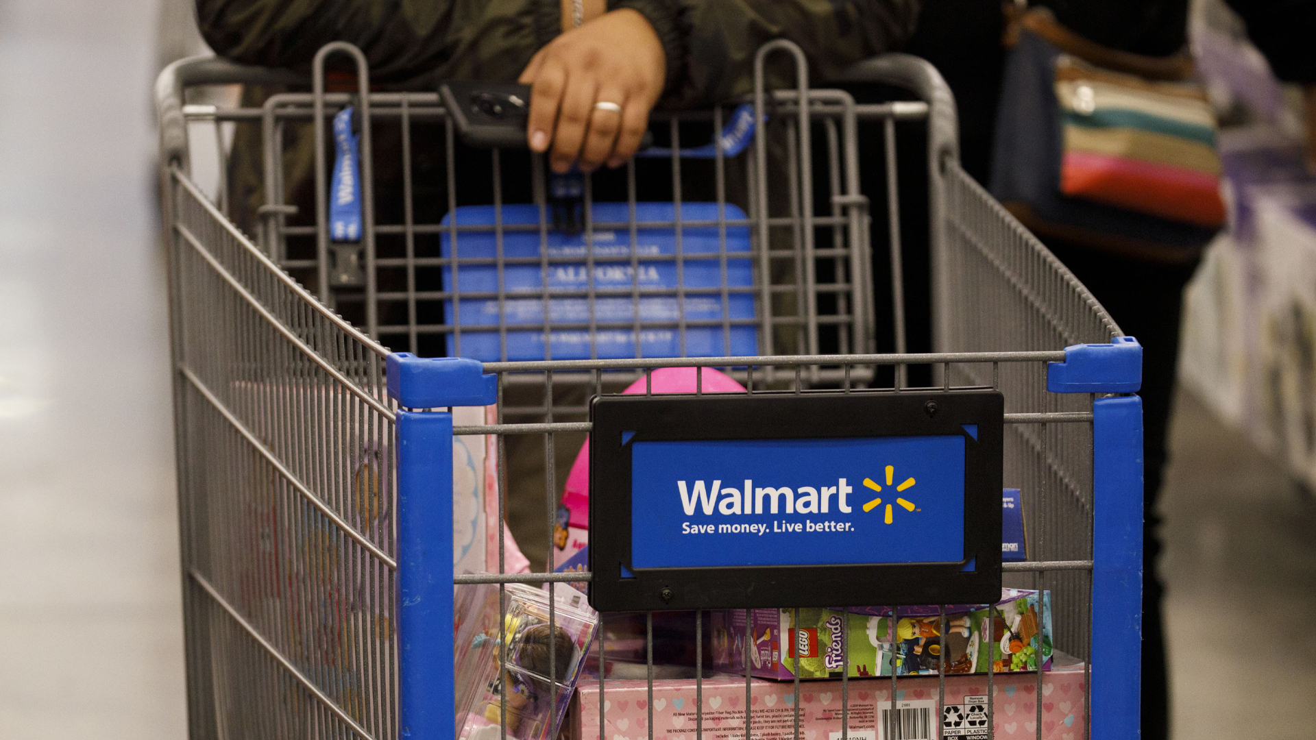 ‘Stuck walking uncomfortably,’ fumes Walmart shopper over new carts as others rank them as the ‘worst’ of all stores [Video]