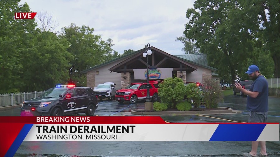 Amtrak train strikes tree along Old Highway 100 near Washington, Missouri [Video]