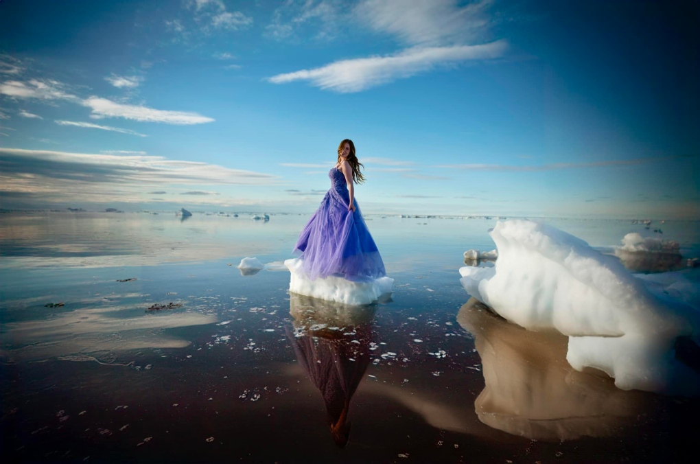 Saskatchewan photographer captures Manitoba graduate posing on iceberg [Video]