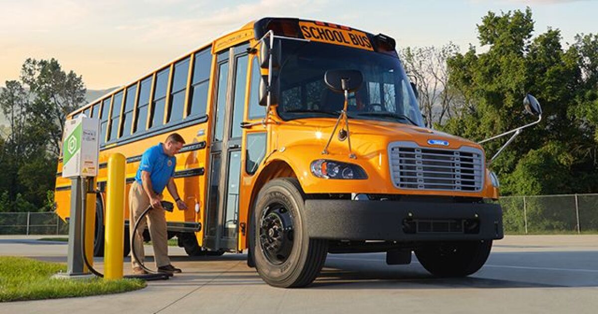Michigan School Buses: GOING GREEN [Video]