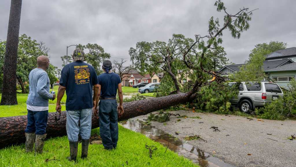 Request for federal aid after Beryl opens rift between White House, Texas [Video]