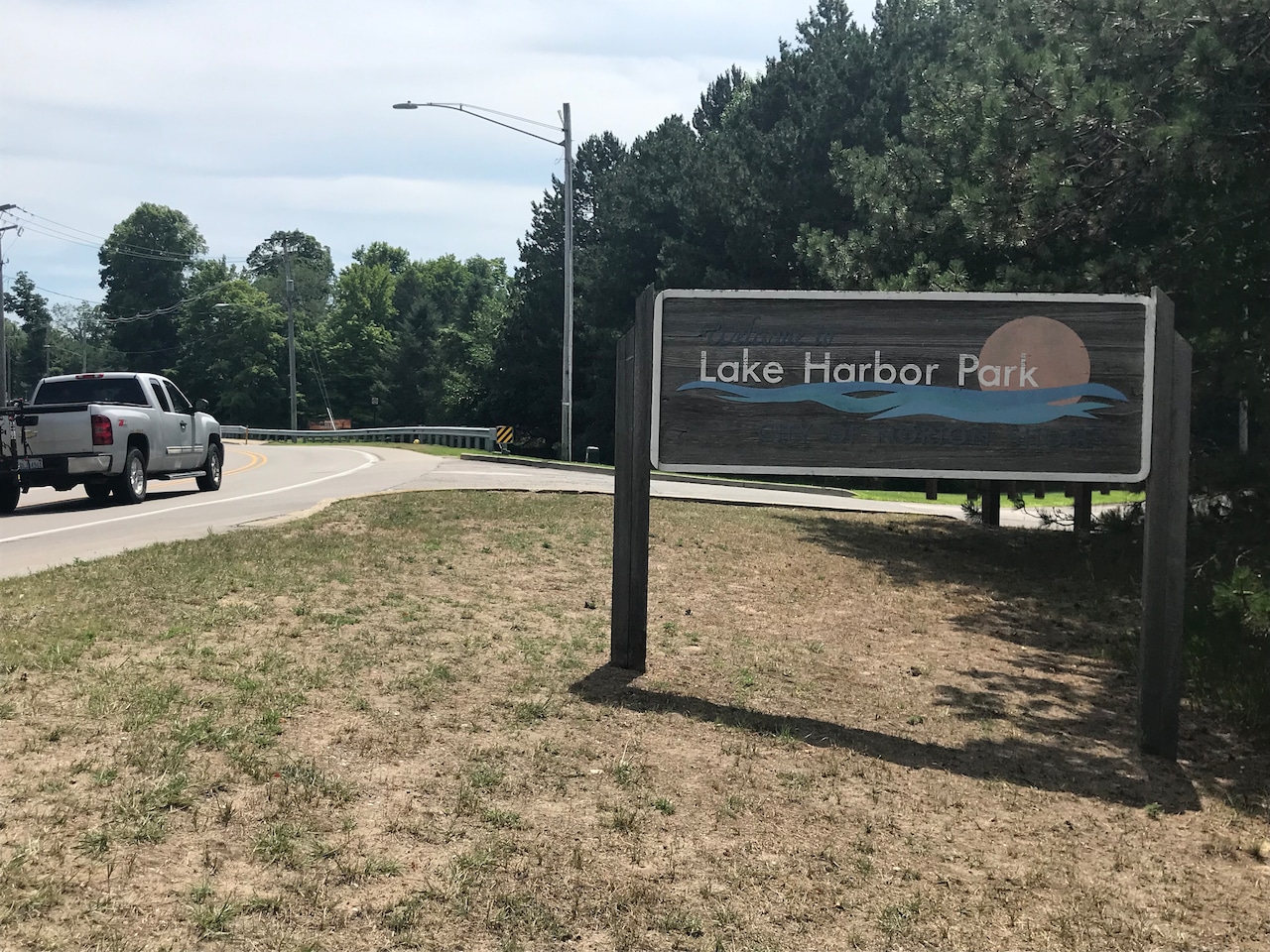 Scientist advises small children, pets stay out of water at Lake Harbor Park [Video]