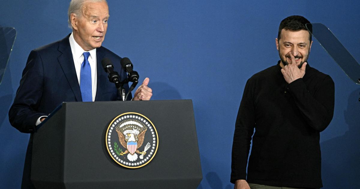 Biden introduces Zelensky at NATO event [Video]