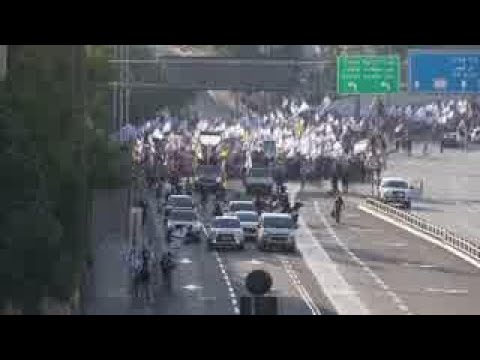 Hundreds march in Jerusalem urging the govt to reach a deal to release hostages being held in Gaza [Video]