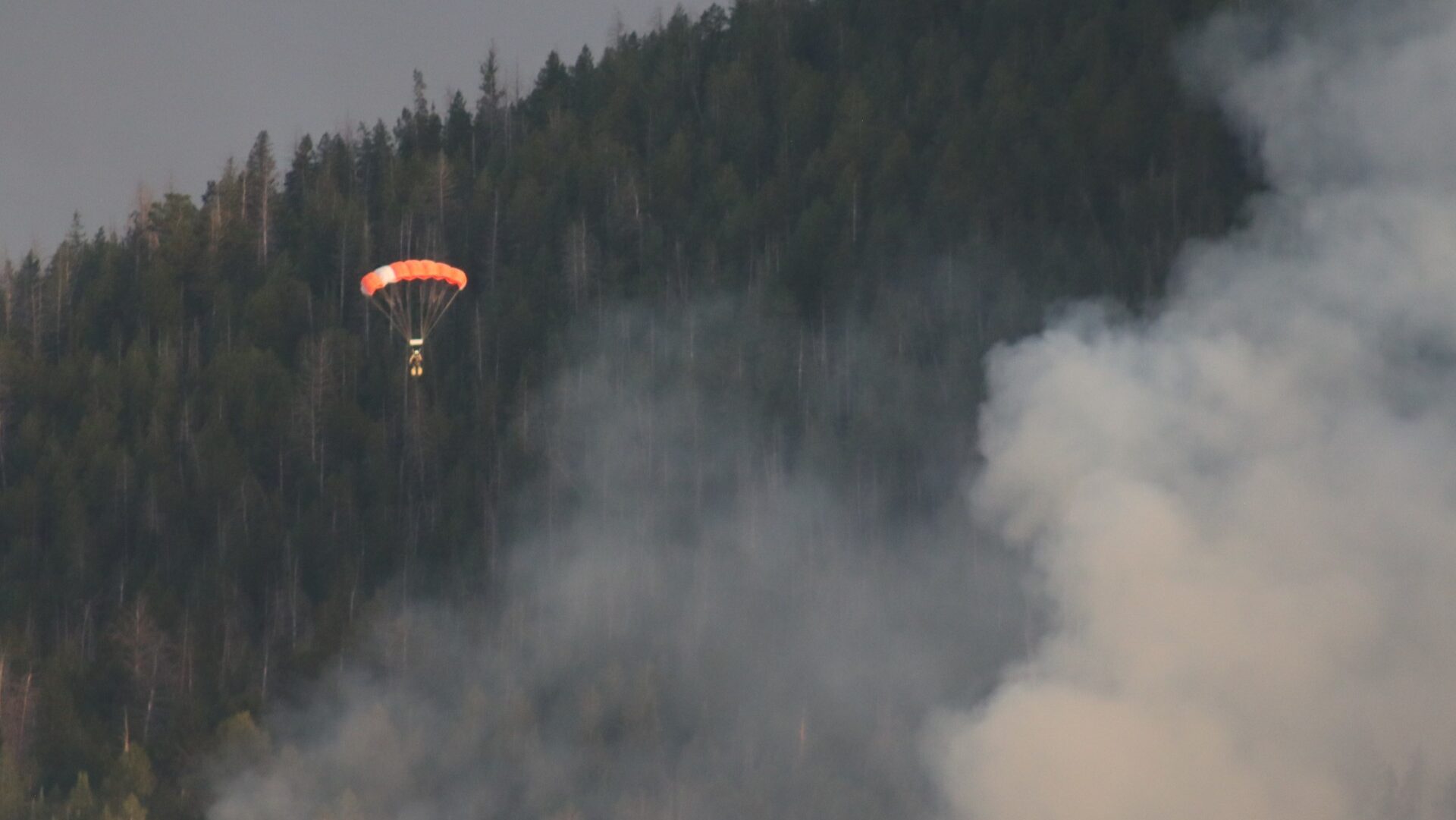 Speirs wildfire burning near Flaming Gorge, caused by lightning [Video]