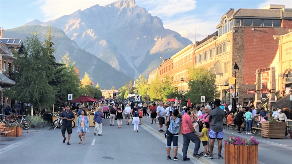 Banff residents wear yellow at rally in support of pedestrian zone [Video]