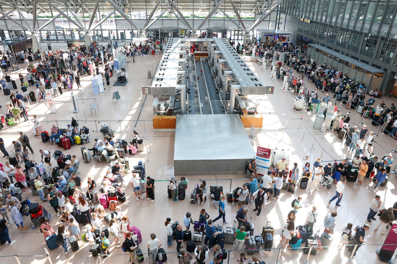 N.Y. Gov. Hochul monitoring global tech outage that canceled flights and forced banks offline [Video]