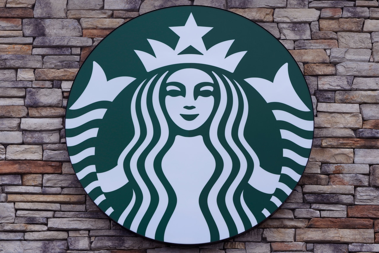 Starbucks mobile orders down due to global tech outage [Video]